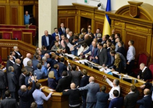 В Раде заявили о потере Украиной миллиардов долларов из-за военного положения