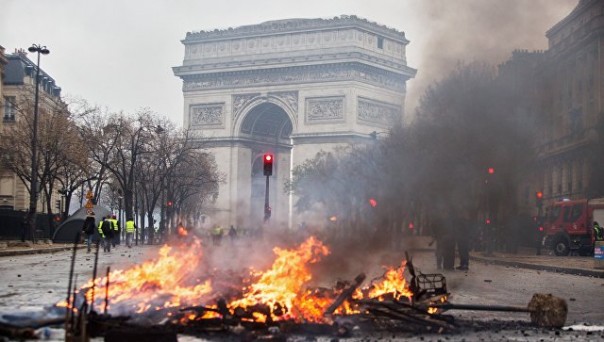 Добились? Премьер Франции готов запретить повышать налоги на бензин. Протесты обошлись Франции в три миллиона евро
