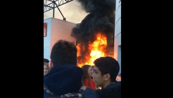 Протестующие французские старшеклассники подожгли здание школы в Тулузе. Видео