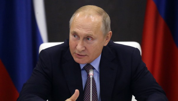 Путин объяснил, почему не отвечает на звонки Порошенко