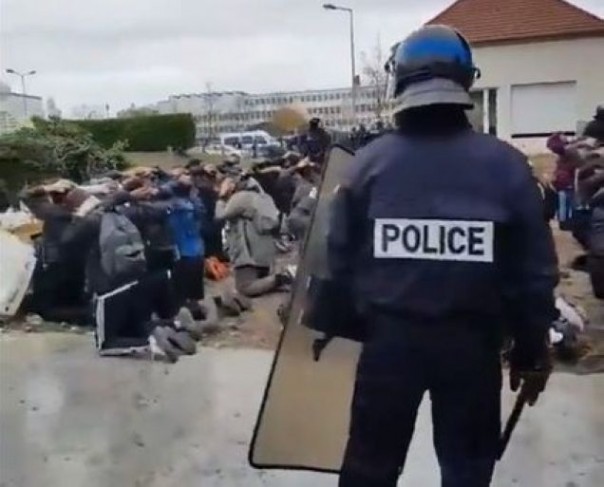 Полиция Франции во время школьных протестов задержала более 700 "онижидетей"