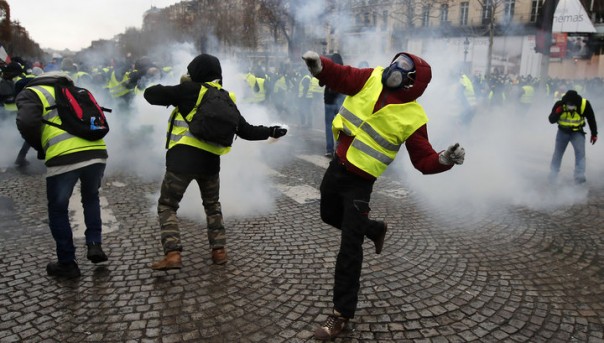 В Париже задержаны 575 протестующих. После газа в ход пошли полицейские водометы