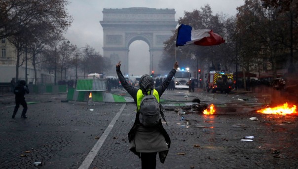 Парижмайдан фсё: Правоохранители полностью освободили Елисейские поля от манифестантов