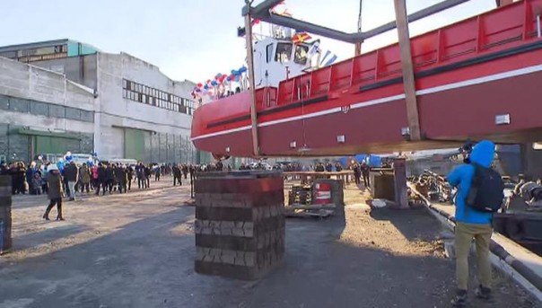 В Приморье спущена на воду "незаменимая" баржа "Камчатка"