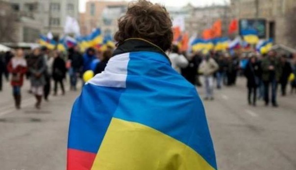 «Обнимемся, братья»: в центре Киева смельчаки устроили акцию с российским флагом