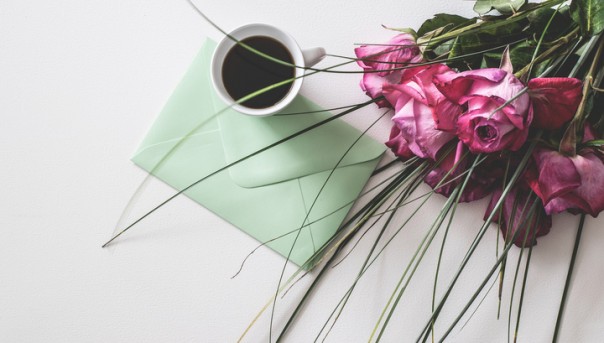 Врачам и учителям запретят любые подарки, кроме цветов