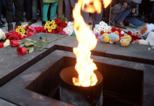 Неизвестные погасили Вечный огонь мемориала на Марсовом поле в Петербурге