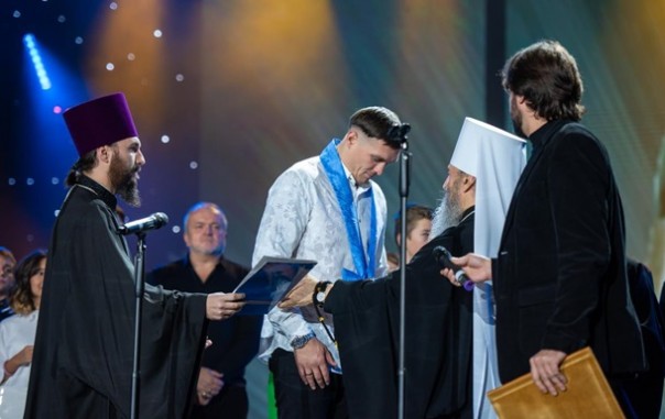 Боксер Усик получил орден от УПЦ МП