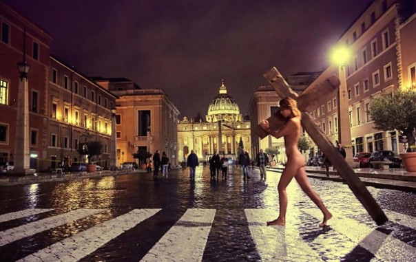 Модель Playboy обнажилась на площади Ватикана