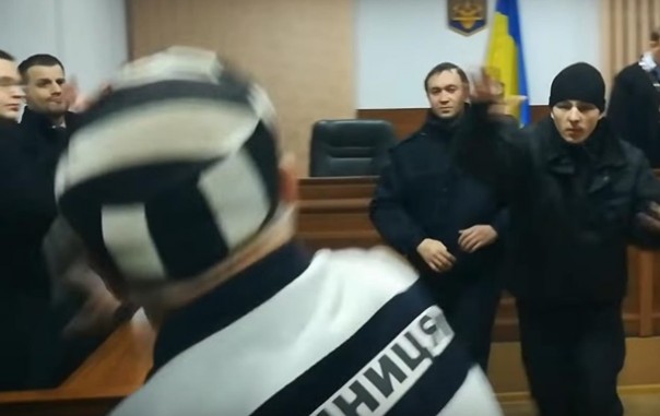 На суде над Савченко в прокурора запустили сапогом