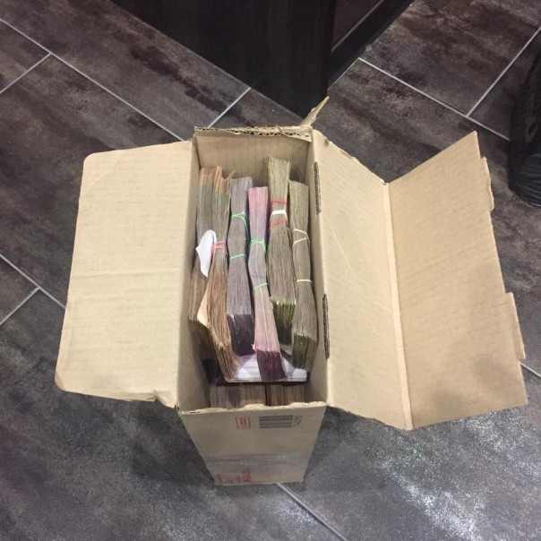 Украинские чиновники попытались выкинуть в окно многомиллионную взятку