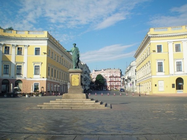 Одесское противостояние: за сутки акту вандализма подверглись мемориальная доска в честь героя обороны города и плита Небесной сотне