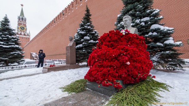 Рекордное число гвоздик на могилу Сталина
