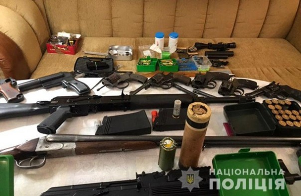В Киеве у мужчины изъяли арсенал оружия | В Новотроицком нашли тайник с боеприпасами | В Запорожье к двери магазина прикрепили гранату