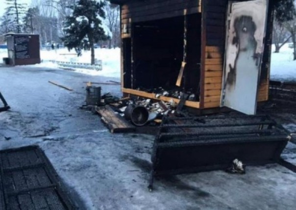 В Киеве неизвестные сожгли благотворительный домик, где раздавали бесплатные обеды