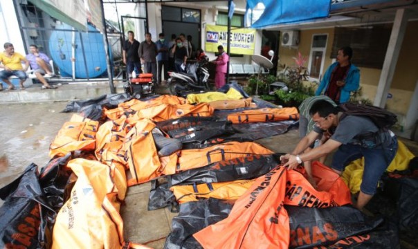 Число жертв цунами в Индонезии превысило 280 человек. Жители боятся возвращаться даже в уцелевшие дома