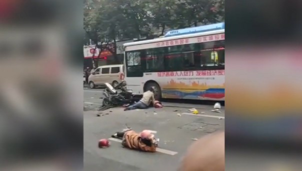 Задержание устроившего бойню в Китае угонщика сняли на видео