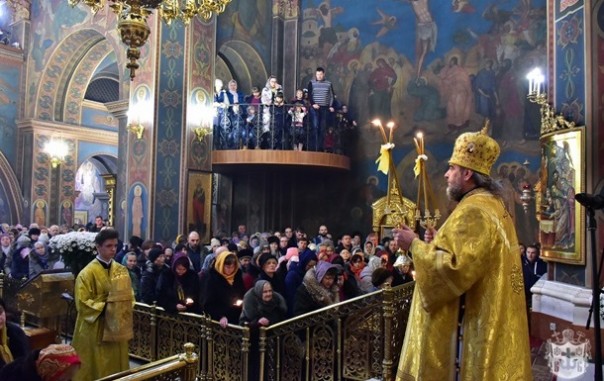 Порошенко “оттяпал” в своей вотчине 20 приходов у канонической Церкви