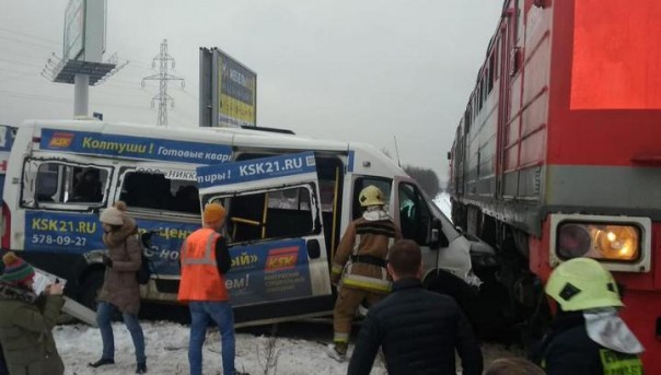 Тепловоз протаранил маршрутку под Петербургом