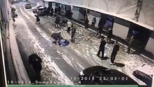 Массовая драка в центре Петербурга попала на видео