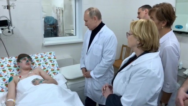 Владимир Путин навестил пострадавшего от взрыва подростка в больнице