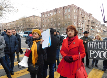 Клоунада у посольства в Армении