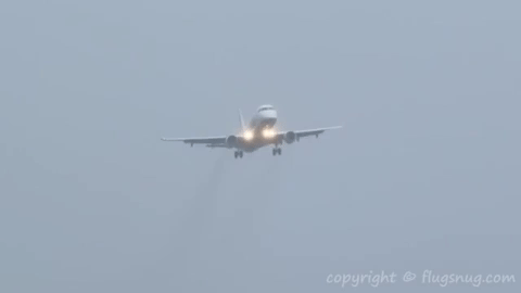 Посадка крупнейшего авиалайнера при сильном ветре попала на видео