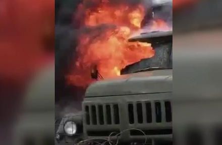 Укрофашисты атаковали машину, которую невозможно было спутать с военной. Репортаж Александра Сладкова