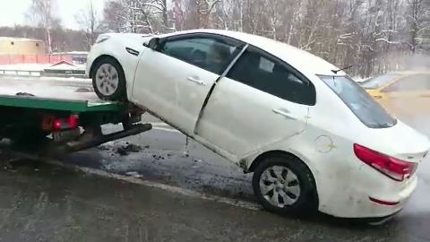 Водитель на своем автомобиле совершил дерзкий побег с эвакуатора