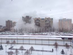 Жилую многоэтажку в Петербурге окатило кипятком до 14 этажа