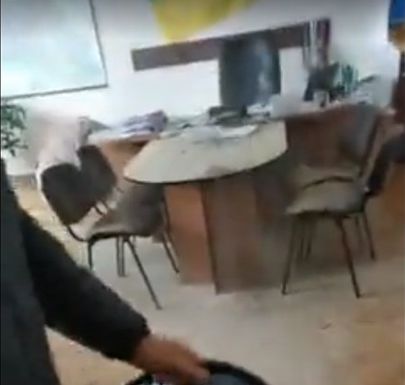 В Житомире засыпали песком кабинет заммэра
