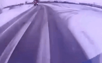 Появилось жуткое видео, где полный автобус влетает в фуру под Калининградом