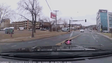 Водитель спас 2-летнюю кроху, которая выпала из авто, но мать не заметила этого