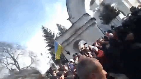 В ходе Томос-тура Порошенко выбил из рук любопытного украинца телефон и натравил на него полицию