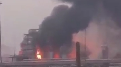 Пожар на нефтеперерабатывающем заводе в Ангарске сняли на видео