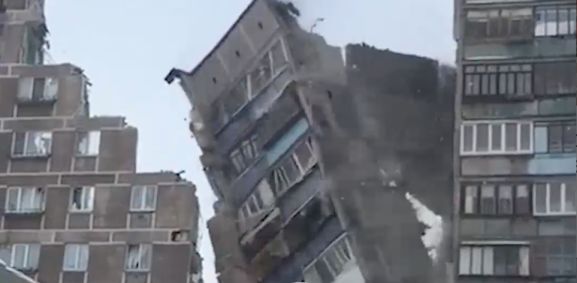 В Магнитогорске обрушили стену дома, повреждённую взрывом — видео