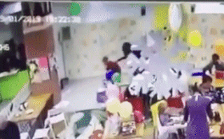 Камеры наблюдения в ТЦ Запорожья сняли, как "яжемать" бьёт с ноги 6-летнего сына