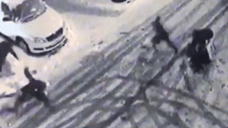 В Москве таксист завёз пассажиров в засаду, где их избили и ограбили | Полицейские сняли, как в Сыктывкаре парень пытался порубить их на куски (Видео)