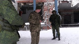 Пленному бойцу ВСУ показали разрушенный обстрелами Донецк