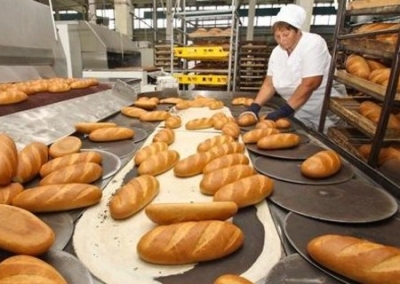 На Украине резко сократилось производство хлеба. Некому есть