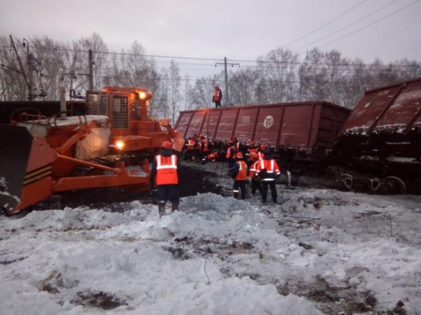Под Екатеринбургом с рельсов сошли 16 вагонов грузового поезда