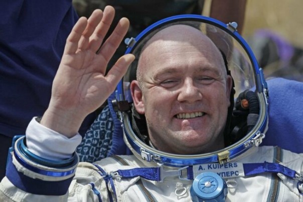 Голландский астронавт случайно позвонил из космоса в службу спасения