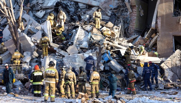 Путин поручил полностью расселить повреждённый взрывом дом в Магнитогорске