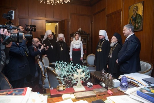 Порошенко и Варфоломей обменялись наградами за вклад в раскол мирового православия | Что означает подписание томоса для Украины и православия
