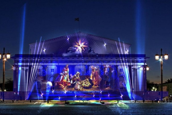 Подарок для петербуржцев к Рождеству: шоу на Стрелке Васильевского острова | В Рождественскую ночь общественный транспорт Петербурга будет работать без перерыва