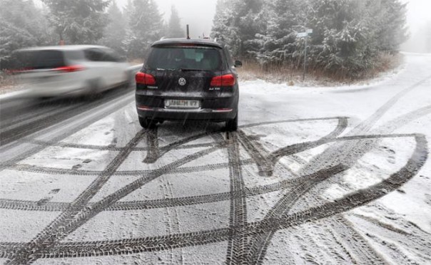Нужно ли тормозить в повороте