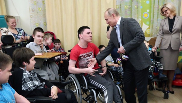 Путин проведал детей в питерском хосписе