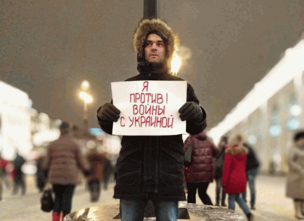 В центре Питера проукраинский либераст устроил одиночный пикет – ослы заинтересовались
