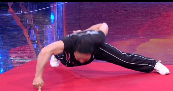 Невероятные достижения спортсменов / отжался 42 раза на 1 пальце