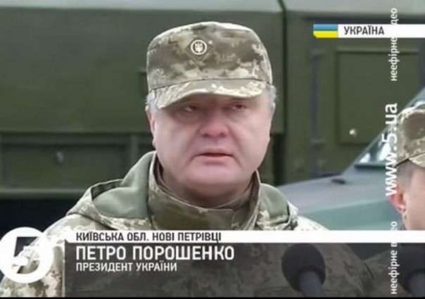 Порошенко едва не лишился глаза, попытавшись выстрелить из снайперской винтовки